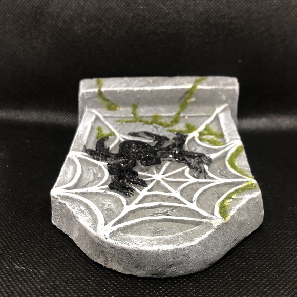 🪦🕷️ Halloween Decoration Spider Crawling on Tombstone 🕷️🪦 Heavy Stone NWT - Picture 5 of 5